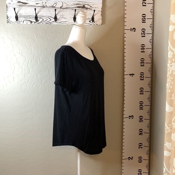 H&m black T-shirt with rolled sleeves. Tapered Hemline. Scoop neck. - Picture 4 of 9